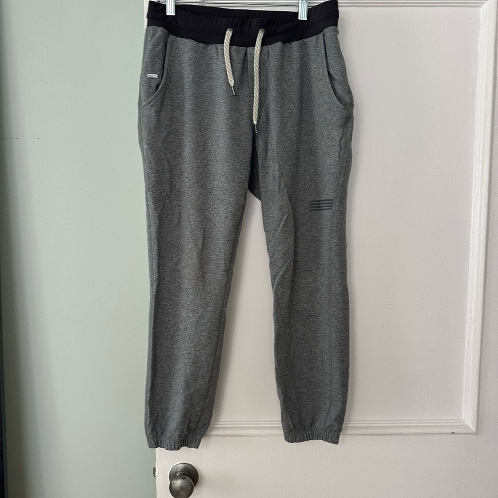 Vuori Women’s Charcoal Joggers with Black Waistband in EUC!
